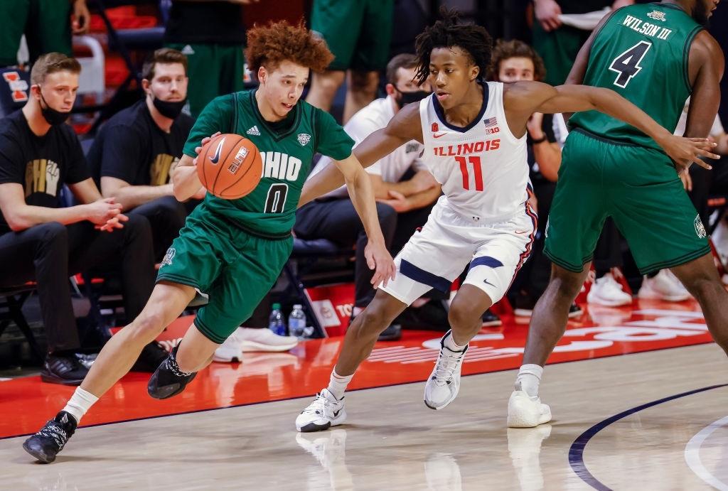 Jason Preston dribbles against Ayo Dosunmu.