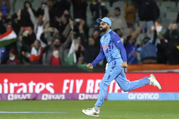 Virat Kohli feigned as if he was relaying an Arshdeep Singh throw from the deep.