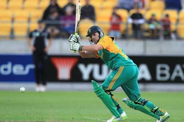 I found it really difficult with the gloves in hand: AB de Villiers
