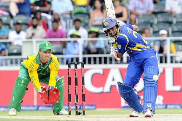 Sri Lankan batsman Tillakaratne Dilshan (R) plays a shot as South African wicketkeeper and captain AB de Villiers waits to make a catch during the fifth One Day International match (ODI) between South Africa and Sri Lanka at Wanderers Stadium in Johannesburg. Sri Lanka won by two wickets.