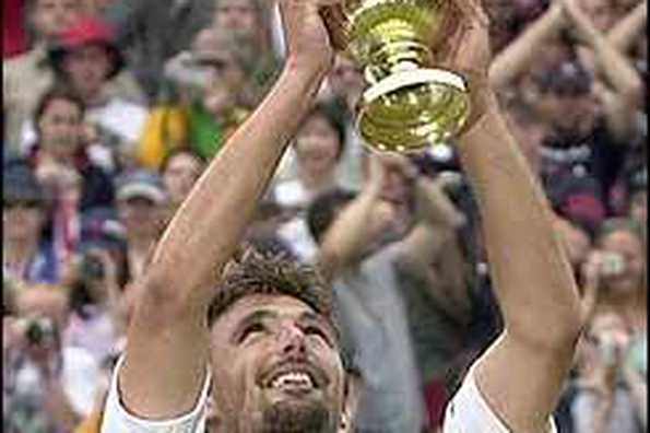 Goran lifts the Wimbledon trophy after 3 unsuccessful final attempts.
