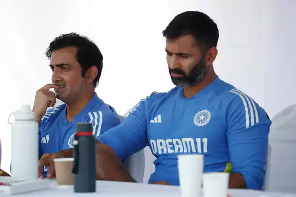 Abhishek Nayar (R) is set to leave his position as assistant coach 