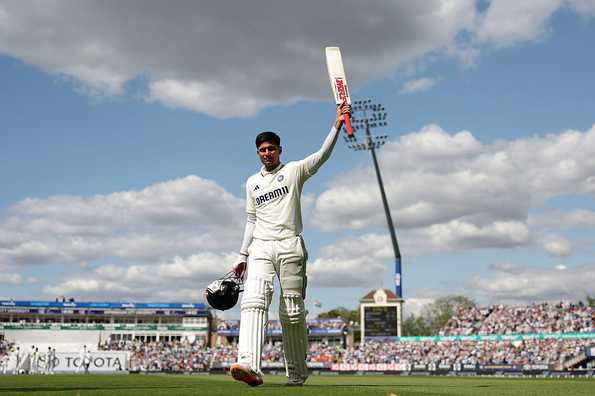 Gill walks back to a standing ovation 