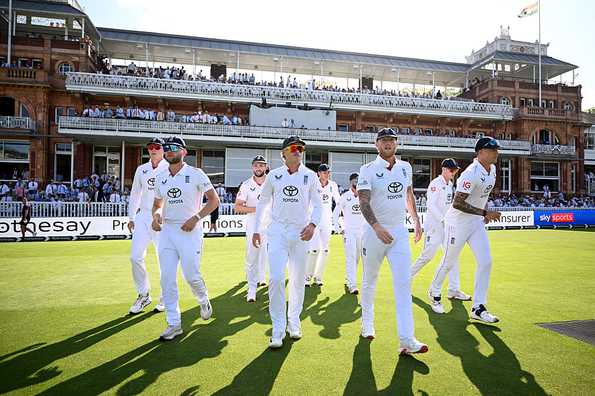 England need 6 wickets to win, India 135 runs