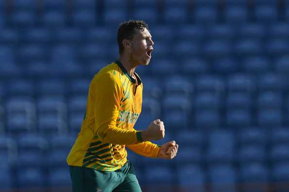 Linde (file) picked up 3 for 10 from his three overs.