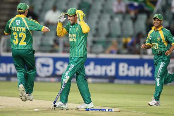 South Africa paceman Dale Steyn (L) celebrates a dismissal during a Pro 20 match against Bangladesh in Johannesburg on November 5. South Africa will be seeking convincing wins in their two-Test series against Bangladesh starting at Springbok Park Wednesday - but they don't want them to be too easy.