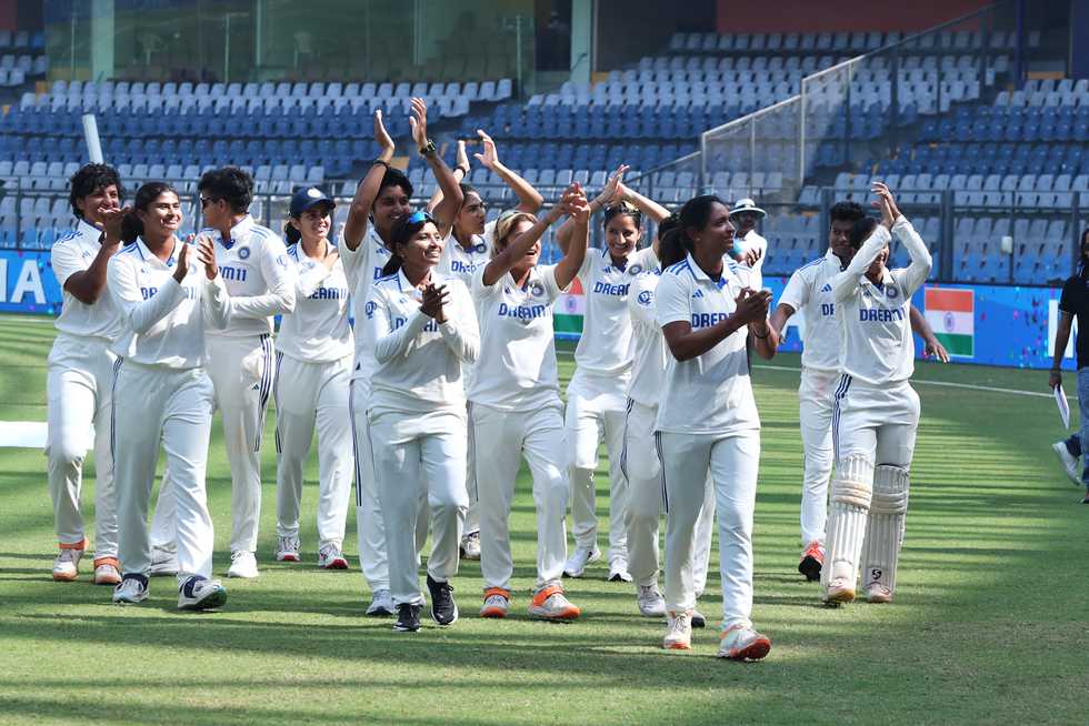 The Indian players acknowledge the crowd after their win against Australia