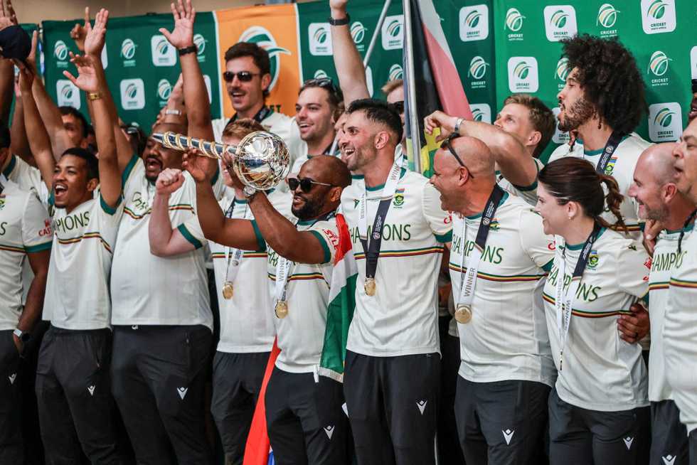 The victorious squad were met at the airport by thousands of supporters before the party moved to CSA's offices, where the red carpet was duly laid out